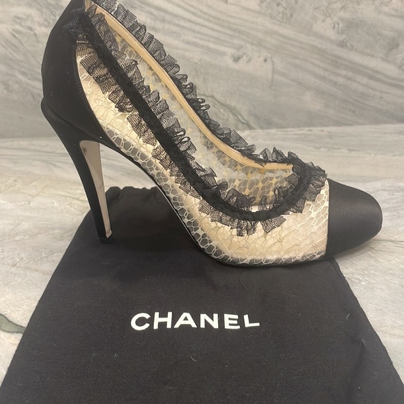 CHANEL Black & Nude Lace Mesh Satin CC Cap Toe Heels - Picture 4 of 10